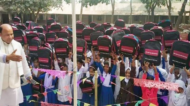 শহীদ দিবসে শিক্ষার্থীদের স্কুল ব্যাগ বিতরণ - দৈনিকশিক্ষা