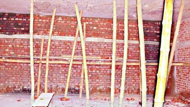 নিম্নমানের সামগ্রী : দেবে গেল নির্মাণাধীন স্কুল ভবনের ছাদ - দৈনিকশিক্ষা
