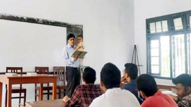 ছাত্রীর সন্তানকে কোলে নিয়ে ক্লাস করলেন রাবি শিক্ষক - দৈনিকশিক্ষা