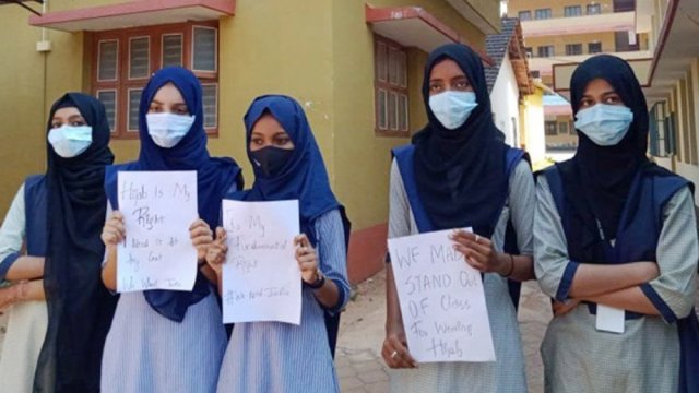 হিজাব পরে ক্লাসে ঢুকতে বাধা : কলেজ অচলাবস্থা - দৈনিকশিক্ষা