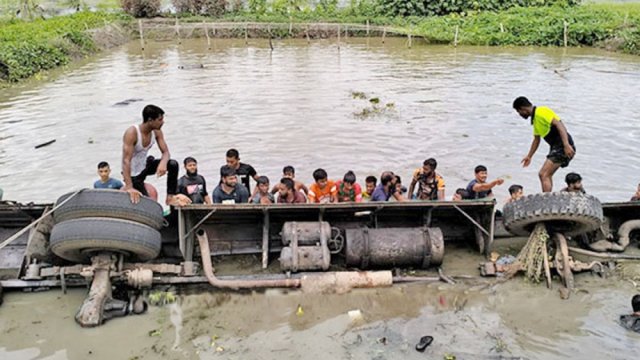 17 die as bus plunges into pond in Jhalakathi; 35 injured - Dainikshiksha