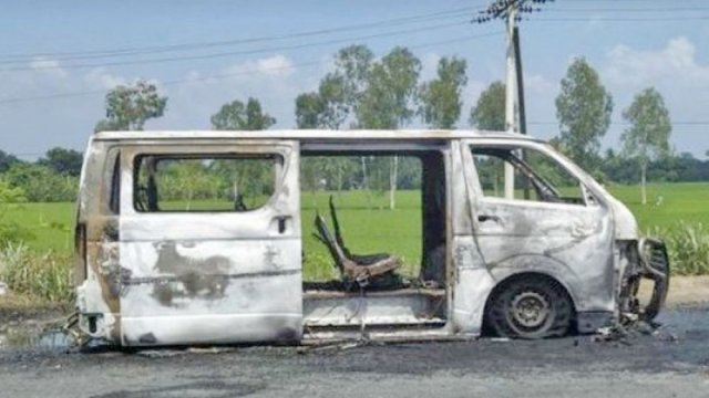 AL activists ‘set microbus on fire’ in Natore - Dainikshiksha