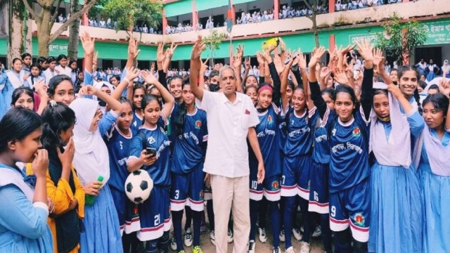 সিরাজগঞ্জে গ্রীম্মকালীন ফুটবল প্রতিযোগিতা অনুষ্ঠিত - দৈনিকশিক্ষা