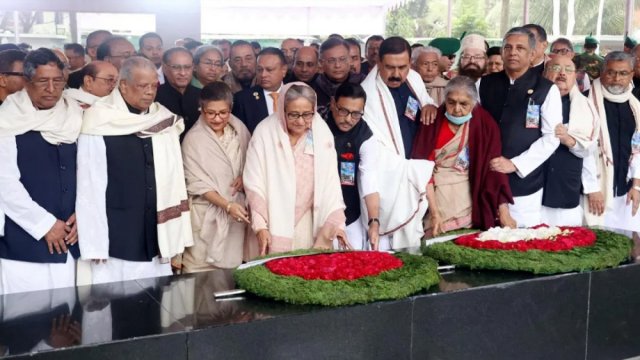 PM pays homage to Bangabandhu on his Homecoming Day - Dainikshiksha