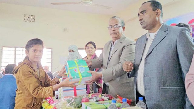 রামগঞ্জের ৭০ শিক্ষাপ্রতিষ্ঠানে বই বিতরণ - দৈনিকশিক্ষা