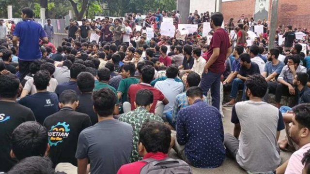 Buet students continue protest for day 2 against BCL activities on campus - Dainikshiksha
