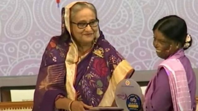 PM confers "Best Joyeeta Award-2023" to 5 women - Dainikshiksha