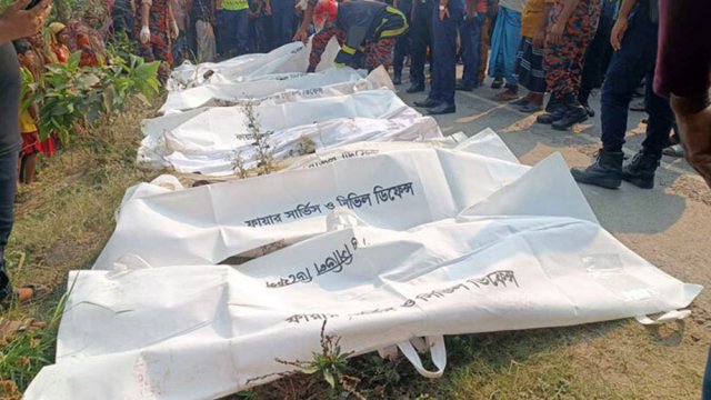 13 killed in Faridpur road accident - Dainikshiksha
