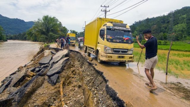 19 dead and 7 missing as landslide and flash floods hit Indonesia's Sumatra island - Dainikshiksha