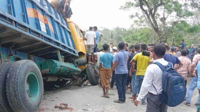 14 killed when a truck hits auto-rickshaw, private car in Jhalakathi - Dainikshiksha