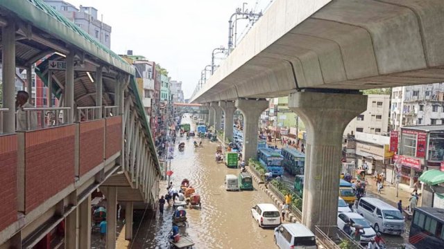 Commuters suffer as heavy rain inundates parts of Dhaka