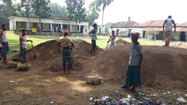 স্কুলমাঠে নির্মাণ সামগ্রী, কালো ধোঁয়ায় অসুস্থ শিক্ষার্থীরা - দৈনিকশিক্ষা