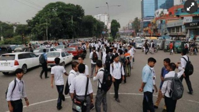 Students take to streets for 7th day, controlling traffic - Dainikshiksha
