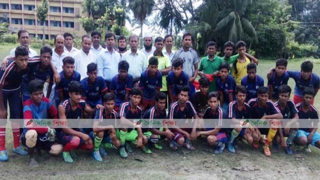 চিতলমারীতে গ্রীষ্মকালীন ফুটবল প্রতিযোগিতার উদ্বোধন - Dainikshiksha