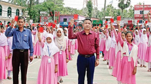 500 schoolchildren show red cards to child marriage - Dainikshiksha