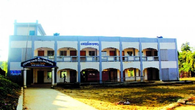 স্কুল সরকারি হওয়ায় ভর্তি নিয়ে বিপাকে কাউখালীর শিক্ষার্থীরা - Dainikshiksha