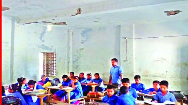 পলেস্তারা খসে পড়ার আতঙ্কে রংপুরের দুই স্কুলের শিক্ষার্থীরা - Dainikshiksha