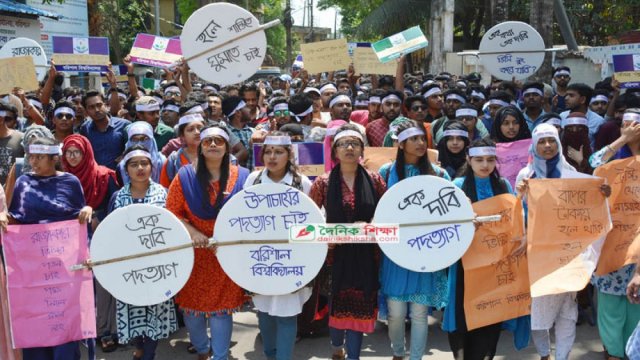 BU students continue protests - Dainikshiksha