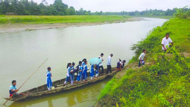 নদী পারাপারে নেই সেতু, ভোগান্তিতে শিক্ষার্থীরা - দৈনিকশিক্ষা