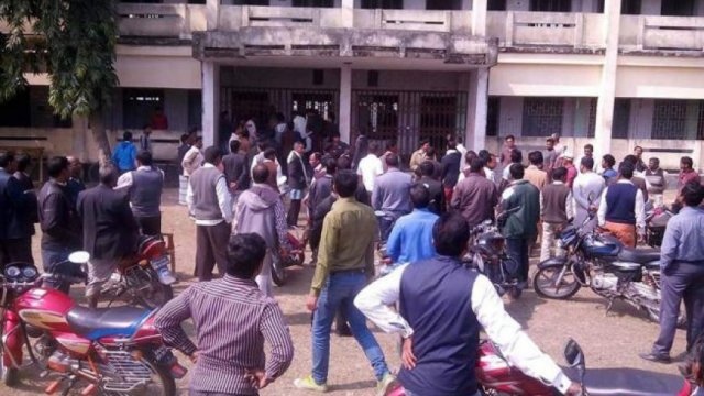 College locked for halting teachers’ salary - Dainikshiksha