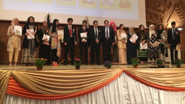 Bangladesh HC confers awards to British-Bangladeshi academic achievers - Dainikshiksha