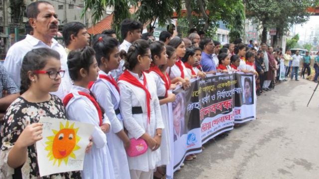Bangladesh teenagers demanding road safety paralyse Dhaka - Dainikshiksha